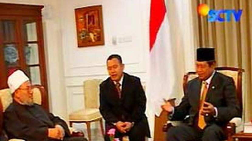 Yusuf Qardawi saat berkunjung ke Indonesia berbincang dengan Presiden Susilo Bambang Yudhoyono.