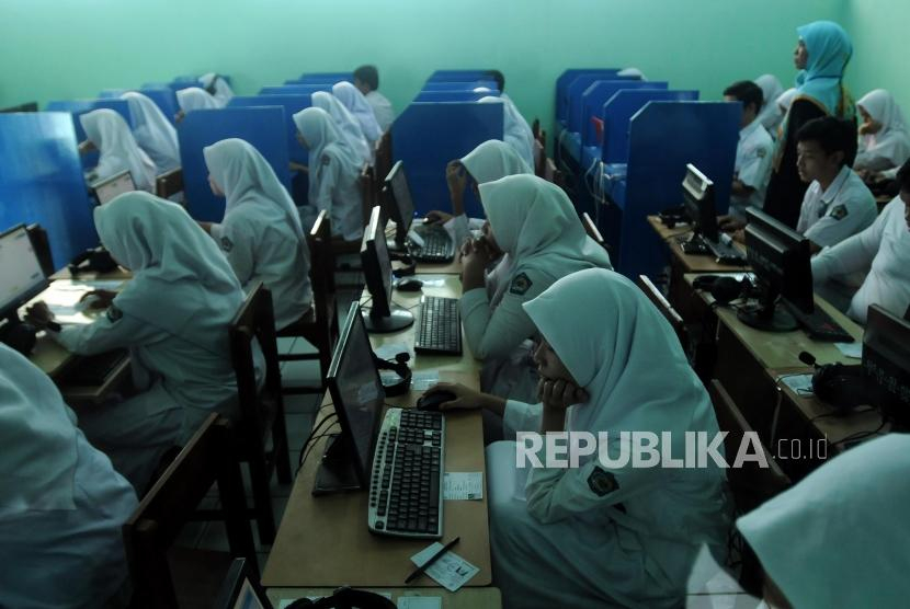 Indonesia terdapat 9.131 Madrasah Aliyah (MA).Sebanyak 64 di antaranya masuk dalam daftar Top 1.000 Sekolah Tahun 2021 Berdasarkan Nilai UTBK yang dirilis LTMPT. Salah satunya bahkan menempati ranking 1 nasional. Foto : Republika