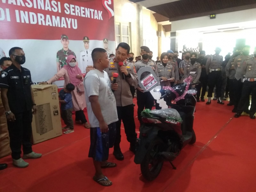 Sunanto mendapat doorprize sepeda motor saat mengikuti vaksinasi Covid-19 dosis ketiga atau booster, dalam Vaksinasi Serentak, di Pendopo Indramayu, Selasa (26/7/2022). (Lilis Sri Handayani) 