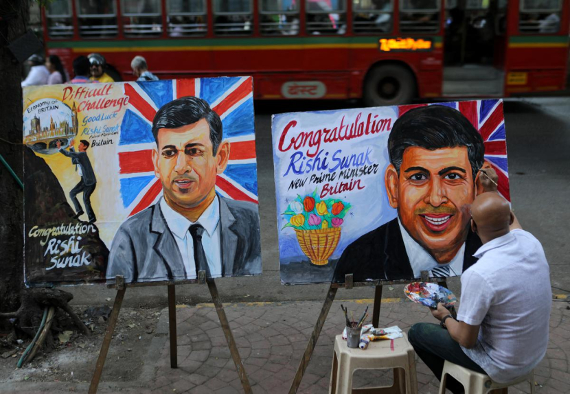 Para pelukis  di jalanan Mumbay India melukis Rishi Sunak setelah terpilih sebagai perdana menteri Inggris.