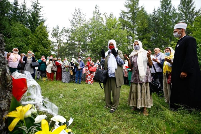 Para kerabat memperingati tewasnya enam etnis Bosnia yang dieksekusi di hutan oleh pasukan paramiliter Serbia bernama 