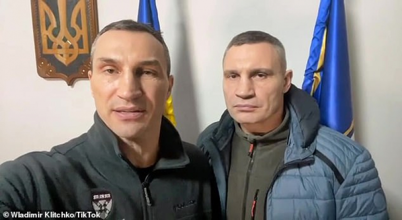 Wladimir Klitschko (foto kiri), 45, dan saudara kandungnya, Wali Kota Kyiv Vitali Klitschko (kanan), mengangkat senjata untuk menghalau konvoi Rusia yang mendekati ibu kota