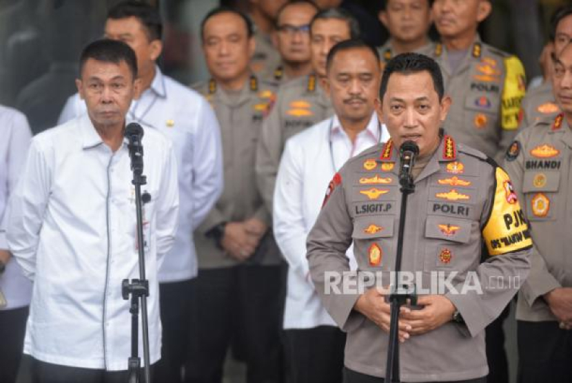 Kapolri Jenderal Listyo Sigit Prabowo memberikan keterangan pers. (Dok. Republika) 