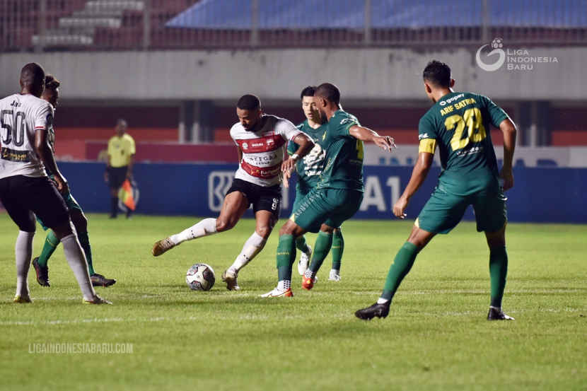 Laga Madura United vs Persebaya Surabaya. Dok. Liga Indonesia Baru