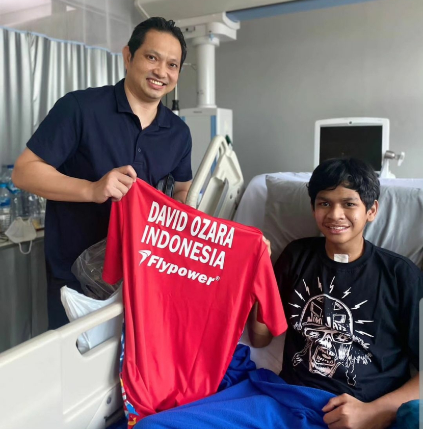 Legenda bulutangkis Hariyanto Arbi menjenguk David Ozora, yang merupakan korban penganiayaan. Arbi juga mengajak David untuk bermain bulutangkis jika sudah sembuh.