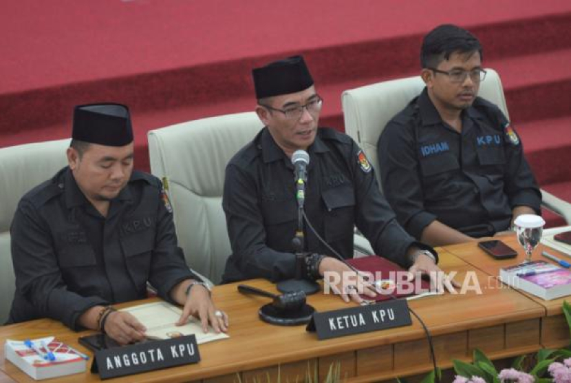 Ketua KPU RI Hasyim Asy'ari dan anggota KPU memimpin rapat. (Dok. Republika) 