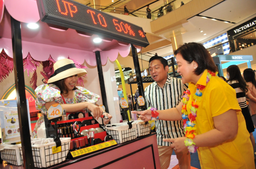 Booth make-up yang ada dalam Special Anniversary Exhibition Guardian di Tunjungan Surabaya, Jawa Timur. Dok Guardian