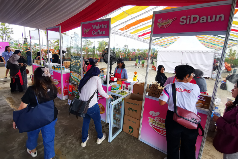 Beberapa stand UMKM makanan binaan Pertamina memeriahkan Bright Gas Cooking Competition berlaga di Rooftop Paris Van Java Mall, Sabtu (6/7/2024).