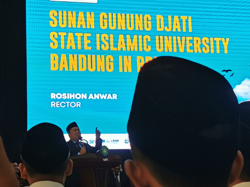 Rektor UIN Bandung Rosihon Anwar berbicara pada kegiatan Pengenalan Budaya Akademik dan Kemahasiswaan (PBAK) 2024 bagi mahasiswa pascasarjana di Gedung Anwar Musaddad UIN Bandung, Rabu (21/8/2024). (Foto: Yogi Ardhi/Republika Network) (Huawei P30 Pro). 