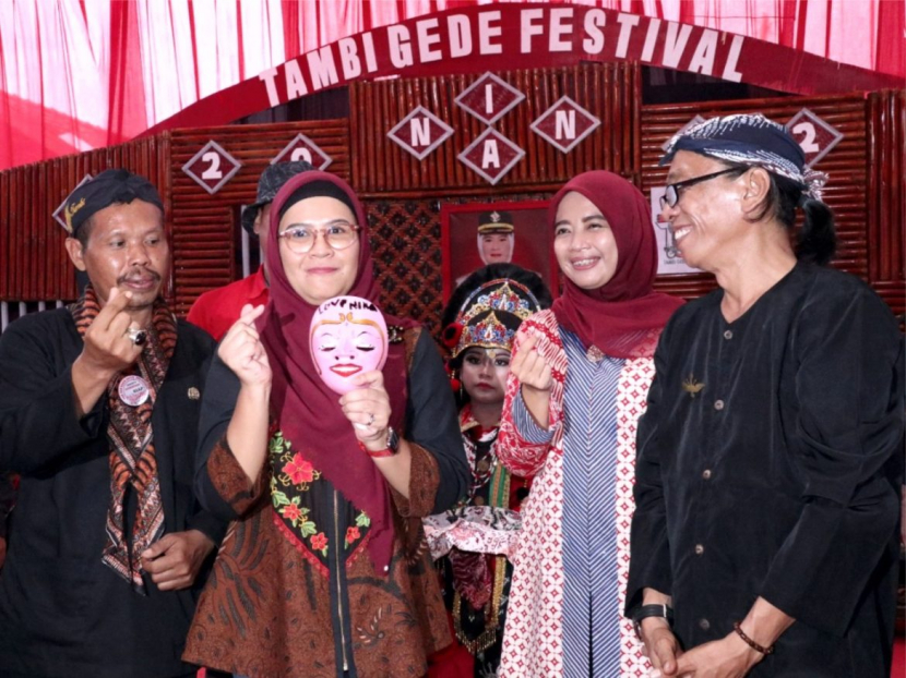 Bupati Indramayu Nina Agustrina saat membuka 'Tambi Gede Festival' 2022. (Diskominfo Indramayu)