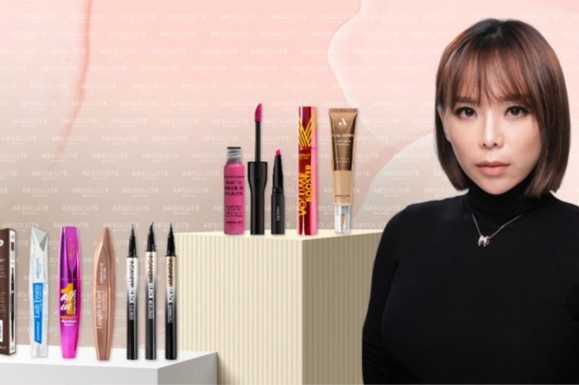 Make-Up Artist (MUA) lokal Li Jing dan beberapa produk riasan yang sering digunakannya untuk sehari-hari. (Foto: Antara/absolute new york)