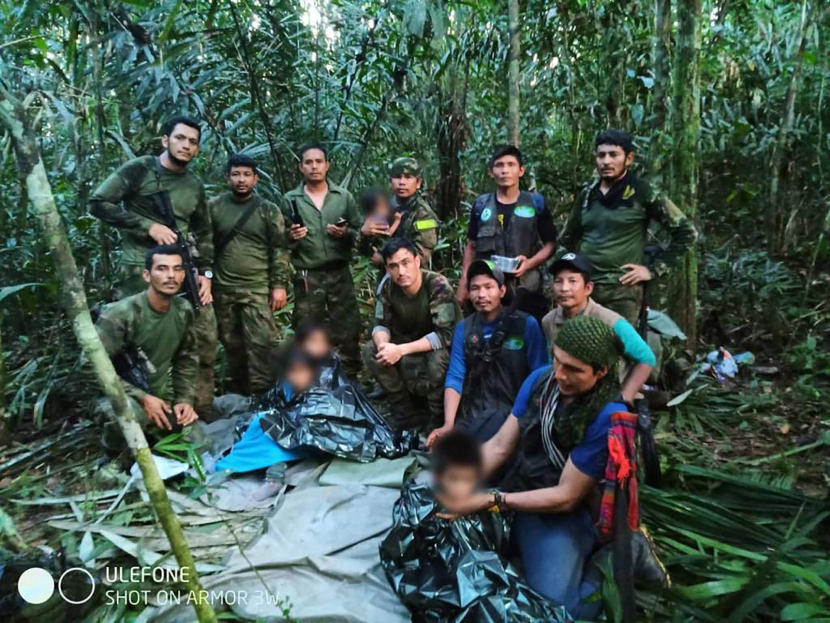 Empat anak ditemukan hidup setelah selamat dari kecelakaan pesawat dan menghabiskan berminggu-minggu berjuang sendiri di hutan Amazon Kolombia. Mereka ditemukan pada Sabtu (10/6/2023). Pesawat Jatuh Kolombia, Kisah 4 Anak Bertahan Hidup 40 Hari di Hutan Amazon. Foto: Reuters