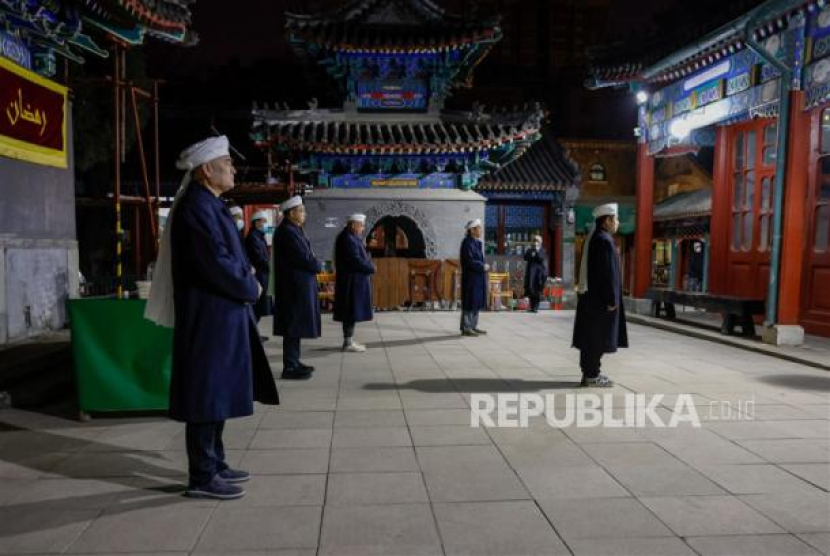 Umat Muslim melaksanakan sholat subuh selama Ramadhan di Masjid Niujie di Beijing, China, Kamis (23/3/2023). Niat Sholat Subuh Sendiri dan Berjamaah, Lengkap dengan Doa Qunut dan Tata Cara. Foto: EPA-EFE/MARK R. CRISTINO