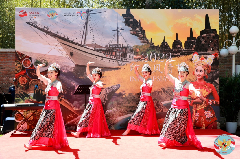 Para penari dari Sanggar Tari Yingde mempertunjukkan tarian Indonesia pada 'Indonesia fair 2023', Sabtu (6/10/2023). dok: KBRI Beijing 