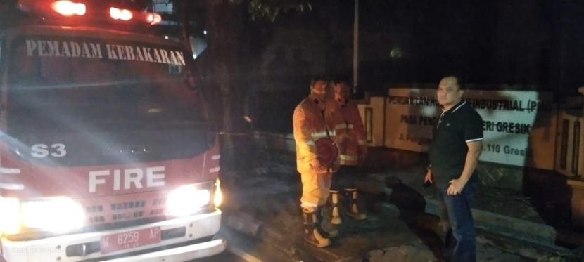 Kepala Dinas Damkarla Pemkab Gresik, Agustin Halomoan Sinaga (baju hitam) saat terjun ke lokasi kebakaran di Jalan Panglima Sudirman, Gresik (Foto Istimewa)