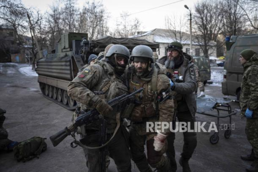 Seorang prajurit Ukraina membawa rekannya yang terluka yang dievakuasi dari medan perang ke sebuah rumah sakit di wilayah Donetsk, Ukraina, Senin, 9 Januari 2023.
