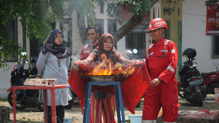 PT KPI Refinery Unit VI Balongan menggelar sosialisasi penanggulangan kebakaran awal kepada masyarakat di empat desa Ring 1 kilang Balongan. (Humas Pertamina Balongan) 