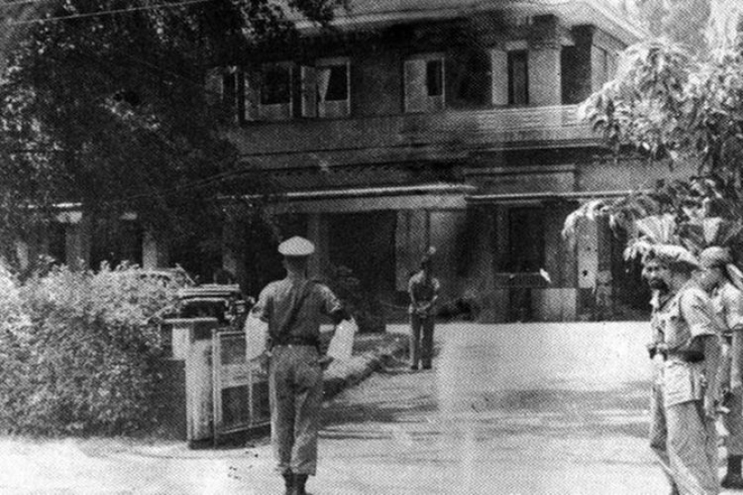 Pasukan Inggris mengambil alih rumah Laksamana Maeda di Jakarta, pada September 1945.