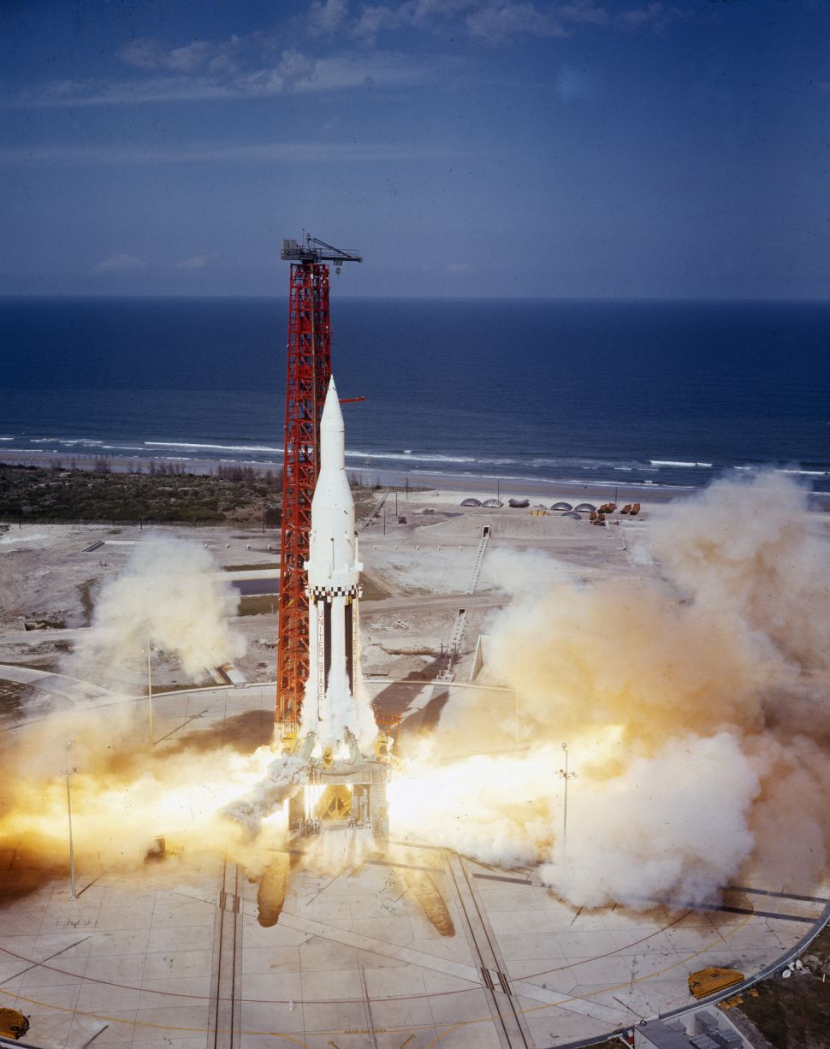 Roket Saturn I NASA diluncurkan pada penerbangan uji SA-4 dari Kompleks Peluncuran Kennedy Space Center 34 di Cape Canaveral, Florida pada 28 Maret 1963. Gambar: NASA