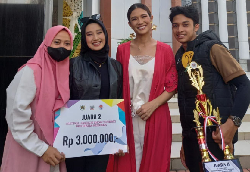 Pasangan Stella Angelina- Muhammad Bintang Agiva Siregar keluar sebagai pemenang kedua lomba Fashion Show Indonesia Merdeka, Sabtu (20/8/2022).
