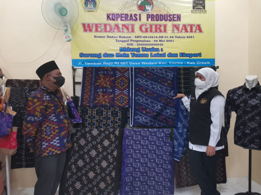 Khofifah Indar Parawansa melihat hasil pengrajin tenun di Koperasi BUMDes WGN Desa Wedani, Cerme, Kabupaten Gresik, Jumat (4/2). (Foto: M Faiz)