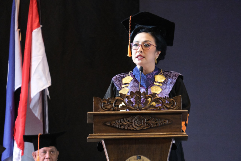 Direktur Polimedia, Tipri Rose Kartika saat Wisuda Polimedia Program Diploma Tiga (D3) dan Sarjana Terapan (D4) Angkatan ke-13 Tahun 2023 di Jakarta pada Kamis (2/11/2023). (Dok Istimewa)