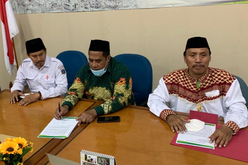 Ketua RMI NU DKI, Rakhmad Zailani Kiki (tengah) saat memimpin rapat, Kamis (17/2/2022). (Foto: Istimewa)