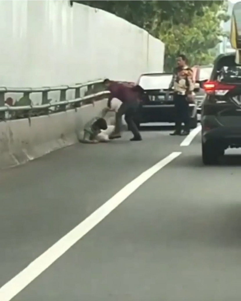 Pemukulan di jalan tol. Seorang pria dipukuli di pinggir Jalan Tol Gatot Subroto, Jakarta Selatan, Sabtu (4/6/2022). Foto: Tangkapan Layar.