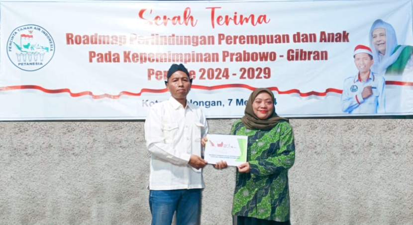 Penasihat Tim Kampanye Daerah (TKD) Prabowo-Gibran Provinsi Jawa Tengah, Eko Priyono, menerima Roadmap Perlindungan Perempuan dan Anak. Roadmap diserahkan oleh Susianah Affandy pada 7 Mei 2024 di Kantor DPP Pencinta Tanah Air Indonesia (Petanesia), Kota Pekalongan. (Foto: istimewa)