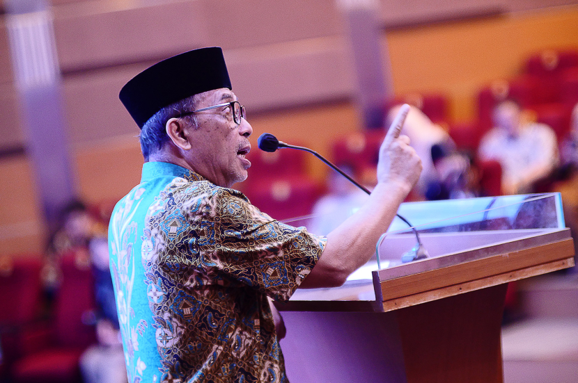  Guru besar Ilmu Komunikasi Universitas Padjadjaran Deddy Mulyana menyampaikan tanggapan pada  Diskusi buku Teori-teori Komunikasi Aplikasi Prakstis di Auditorium Fakultas Ilmu Komunikasi Universitas Padjadjaran,Jatinangor, Kabupaten Sumedang, Rabu (14/8/2024). (Foto: Yogi Ardhi/Republika Network)