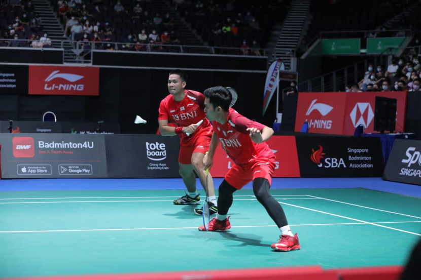 Pasangan senior Hendra Setiawan/Mohammad Ahsan dikalahkan juniornya, Leo Rolly Carnando/Daniel Marthin di babak semifinal Singapore Open 2022.