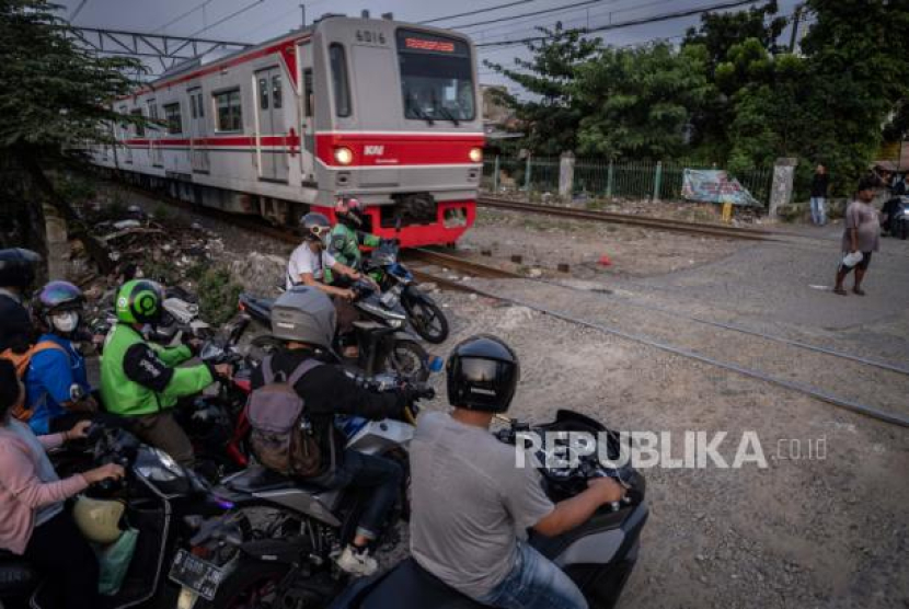 Sejumlah pengendara roda dua menunggu kereta api melintas di jalur tanpa palang pintu. (Dok. Republika/Antara)