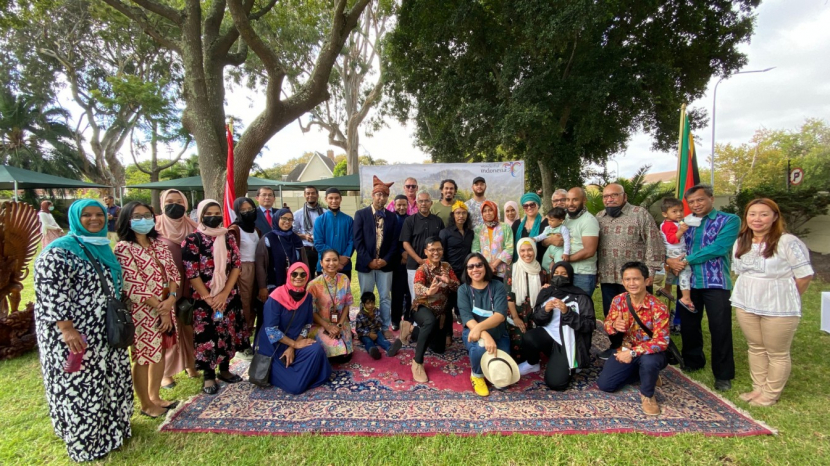 Sesi foto bersama para partisipan kelas bahasa Indonesia dengan Yayan Ruhian (kemlu.go.id)