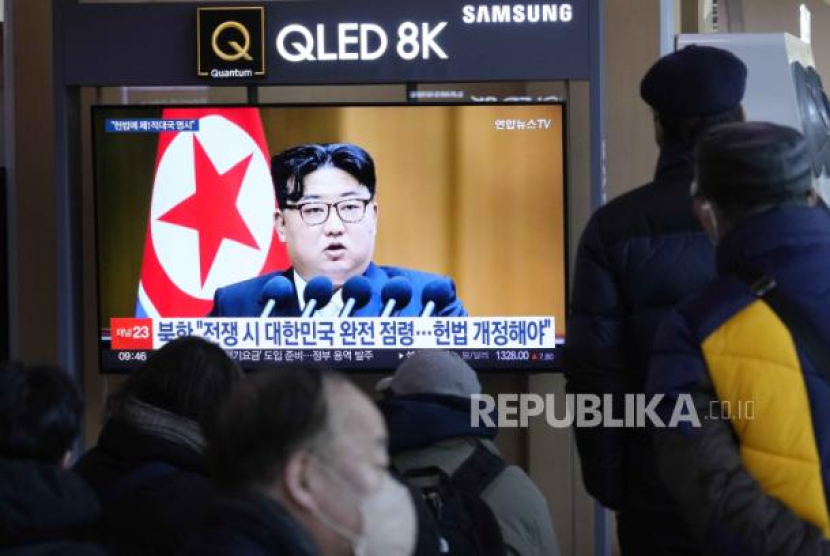 Layar TV menampilkan gambar pemimpin Korea Utara, Kim Jong Un, dalam program berita di Stasiun Kereta Api Seoul, Korea Selatan (16/1/2024). (dok. AP Photo/Ahn Young-joon)