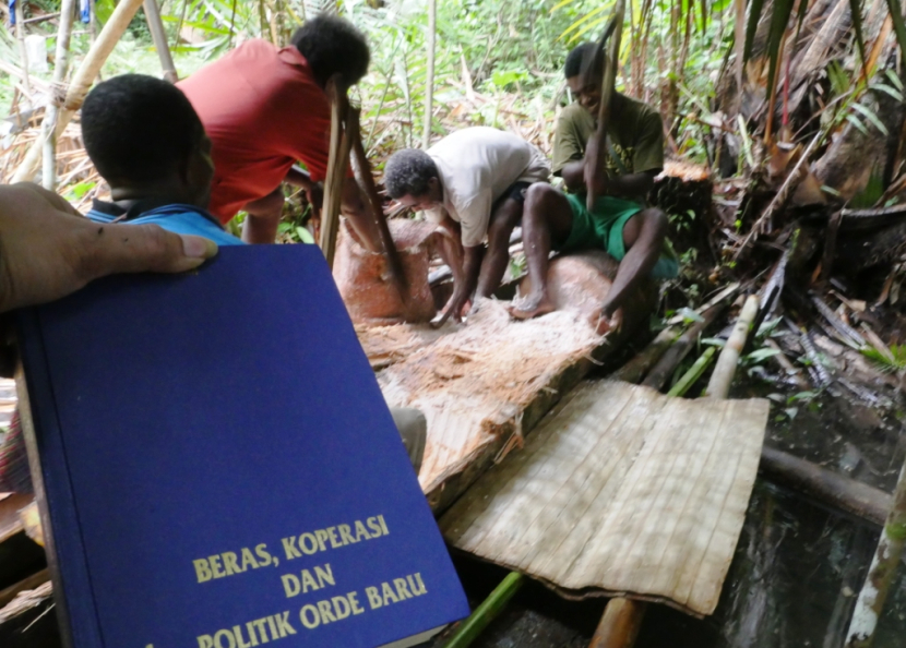 Sagu menjadi makanan pokok masyarakat adat di Papua dan Maluku. Pada 1907 ternyata pernah ada lomba menulis tentang sagu. Juaranya Van Oijen, meraih medali emas. Satu pohin sagu cukup untuk makan setahun. Sagu kering 30 tahun masih bisa dikonsumsi.