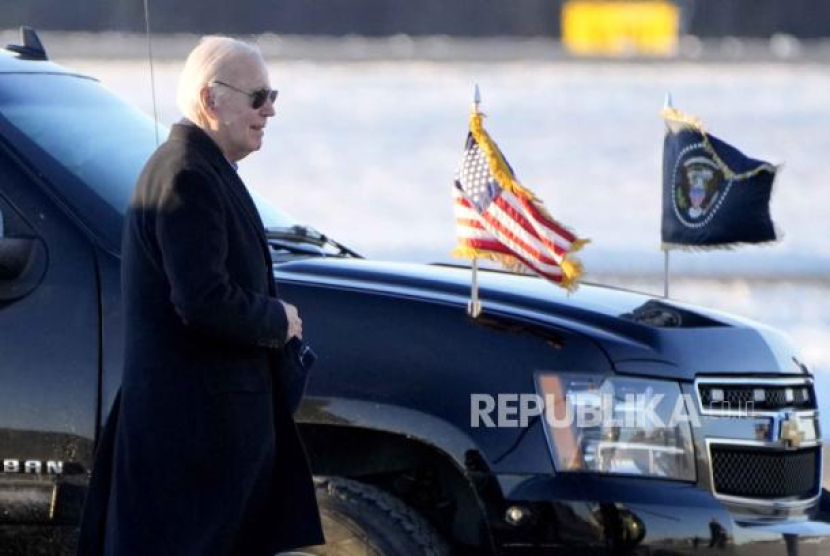 Presiden AS Joe Biden tiba di Delaware Air National Guard Base, New Castle, Ahad (21/1/2024).   