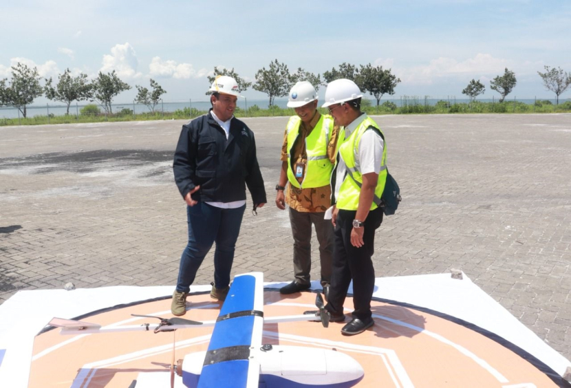 (dari kiri) Albertus Gian Dessayes Adriano, Ir Tri Achmadi PhD, dan Murdianto Kusumadewa berdiskusi mengenai PUTA dengan sistem UAVITS. Gambar: Humas ITS