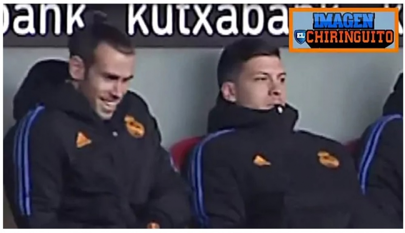 Gareth Bale (kiri) menertawai Eden Hazard yang disuruh kembali duduk di bangku cadangan setelah sempat diminta melakukan pemanasan dalam laga Real Madrid lawan Athletic Bilbao di perempat final Copa Del Rey di San Mames pada Jumat (4/2/2022) dini hari WIB. (Marca/El Chiringuito)