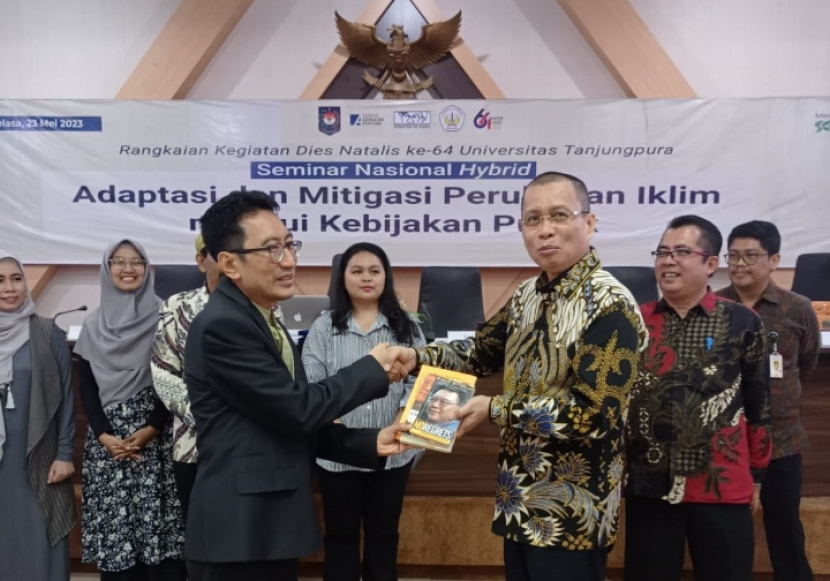 Ketua Yayasan Perspektif Baru (YPB) Hayat Mansur memberikan kenang-kenangan kepada Rektor Untan Prof Garuda Wiko setelah Seminar Nasional Hibrida Adaptasi dan Mitigasi Perubahan Iklim Melalui Kebijakan Publik di Untan, Pontianak, Kalimantan Barat (foto: ypb).