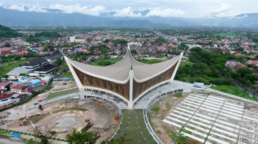 Bangunan Masjid Raya Sumbar yang megah dan kokoh dibangun menggunakan produk Semen Padang, produk asli Indonesia. (Foto: Dok PT Semen Padang)