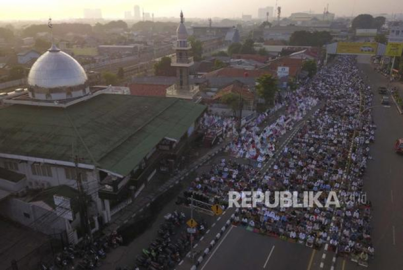 Dalam foto yang diambil menggunakan drone ini, umat Islam menghadiri sholat Idul Fitri menandai berakhirnya bulan suci Ramadhan di sebuah jalan di Bekasi, Jawa Barat, Senin, 2 Mei 2022. Foto: AP Photo/Achmad Ibrahim