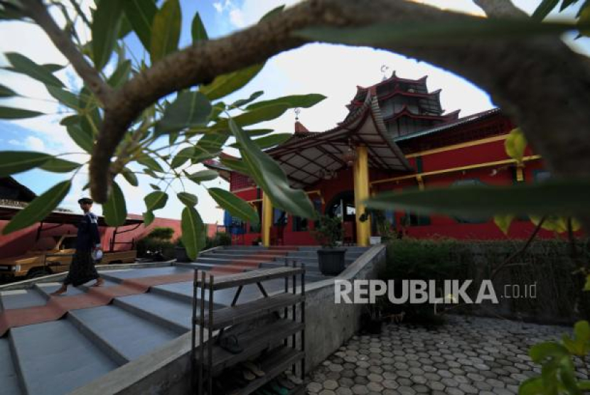 Seorang muslim berjalan keluar usai menunaikan sholat wajib berjamaah di Masjid Muhammad Cheng Hoo, Kenali Asam Bawah, Kota Baru, Jambi. Foto: ANTARA FOTO/Wahdi Septiawan 