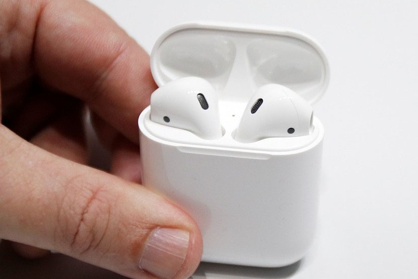 Airpods, earbuds tanpa kabel buatan Apple. 