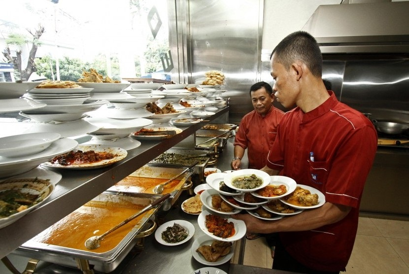 Warung Makan Padang. Menikmati seporsi Nasi Padang di Indonesia perkara mudah, apalagi Rumah Makan Padang tersebar di seluruh Nusantara. Foto: Republika.