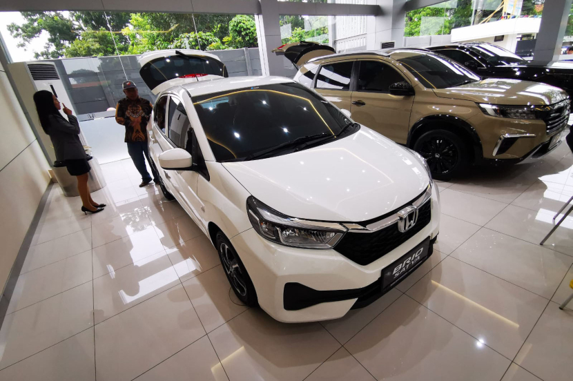 Staf sales Honda IBRM Subang menerangkan berbagai fitur mobil Honda di showroomnya di Subang, Jawa Barat. Honda Bandung Center (HBC) akan terus menggenjot penjualan mobil-mobilnya di wilayah Jabar Banten melalui berbagai lini produknya.