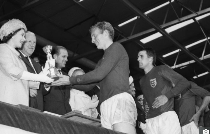 Ratu Elizabeth II menyerahkan Trofi Jules Rimet kepada Bobby Moore.