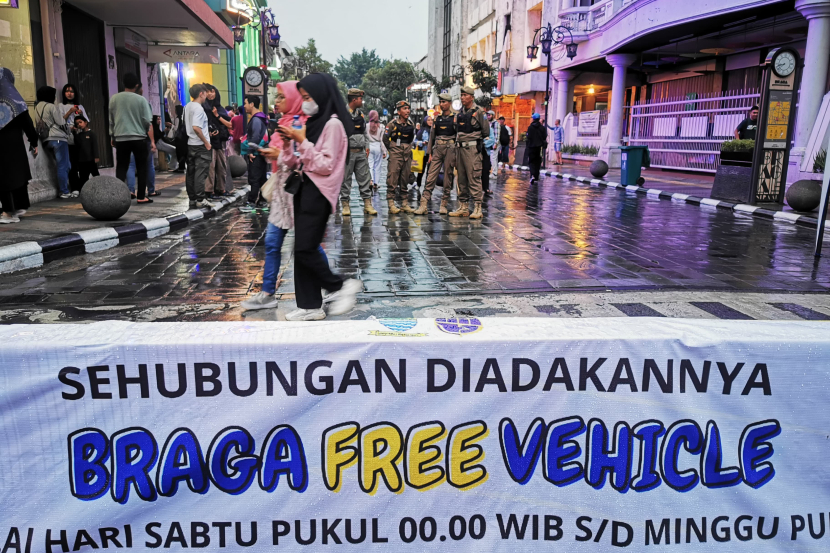 Spanduk penutupan Jalan Braga di simpang Jalan Naripan pada pelaksanaan Braga Bebas Kendaraan (Braga Beken) di Jalan Braga Panjang, Sabtu (4/5/2024). (Foto Yogi Ardhi/Republika Network)