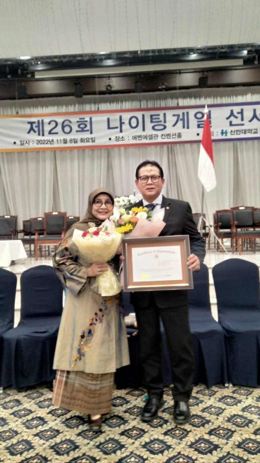 Prof Dr Ir Rokhmin Dahuri MS bersama istri, Dr Pigoselpi Anas MSi seusai acara penganugerahan Profesor Kehormatan di Shinhan University, Seoul, Korea Selatan, Selasa (8/11/2022).