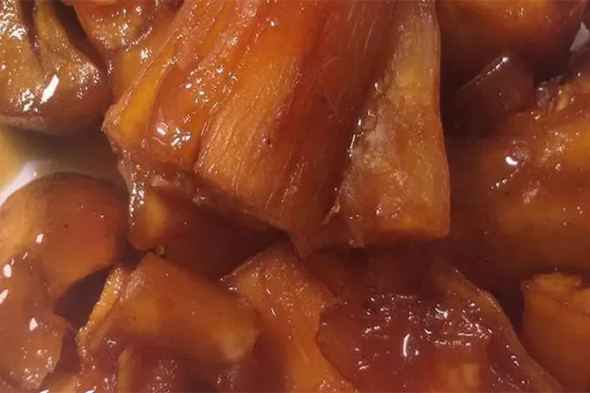 Makanan khas Temanggung yang bernama Bajingan. Terbuat dari singkong rebus yang dimasak dengan gula merahg dan daun pandan.