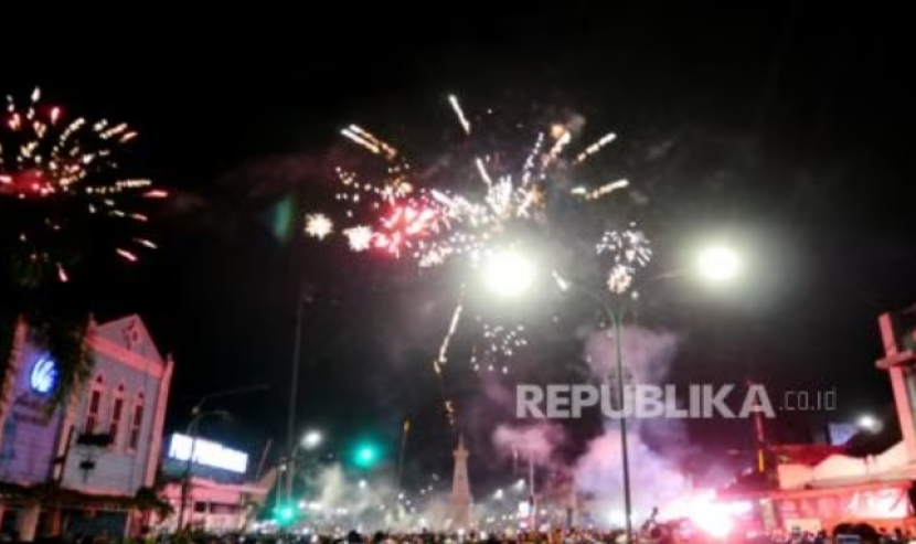Membakar langit. Kembang api dinyalakan menyambut tahun baru (foto: wihdan hidayat/republika).